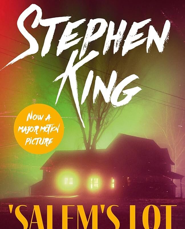 capa de 'Salem's Lot (1975) de Stephen King, com fundo verde iluminado e uma casa sombria; à direit - uma das obras de janeiro do clube de leitura r.i.p. horror book club